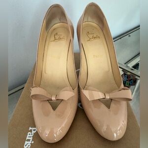 Christian Louboutin. Beige Heels. Size 9.
(39) VINODO 85 Patent